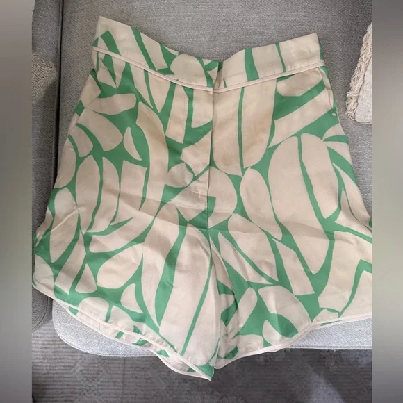 Alexis high waisted satin shorts printed cream and green - Picture 1 of 2